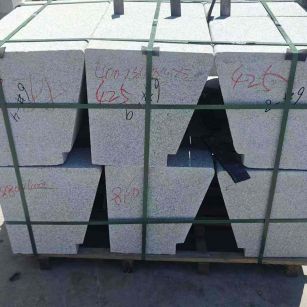 深圳 芝麻白异形坐凳，石凳