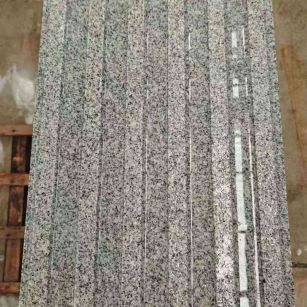 深圳 芝麻白花岗岩荔枝面雕刻盲道，盲条