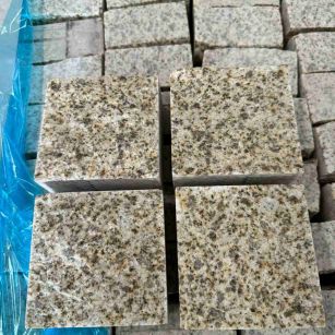 深圳 黄金麻花岗岩自然面小方块，弹石，马蹄石等