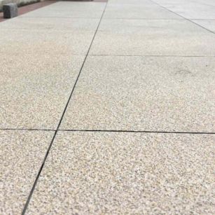 深圳 黄金麻花岗岩石板材荔枝面地面铺装效果