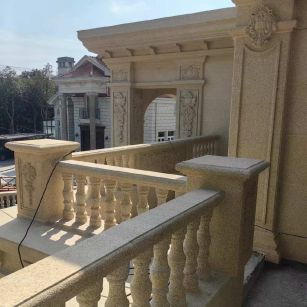 深圳 黄金麻别墅外墙干挂雕花配合阳台栏杆花瓶柱