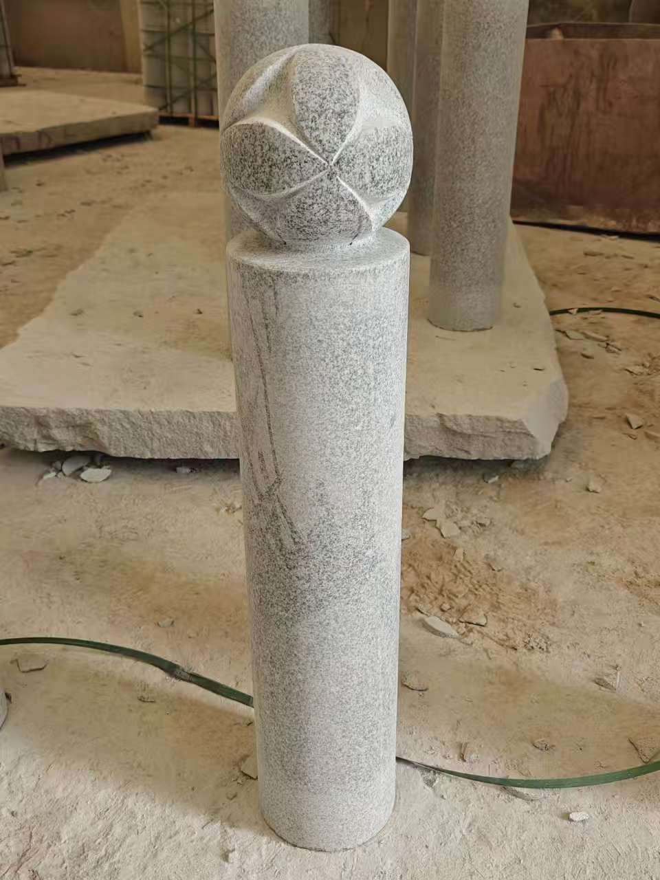 深圳 芝麻白花岗岩石材挡车石柱、停车柱、圆柱挡车柱、方柱挡车柱等