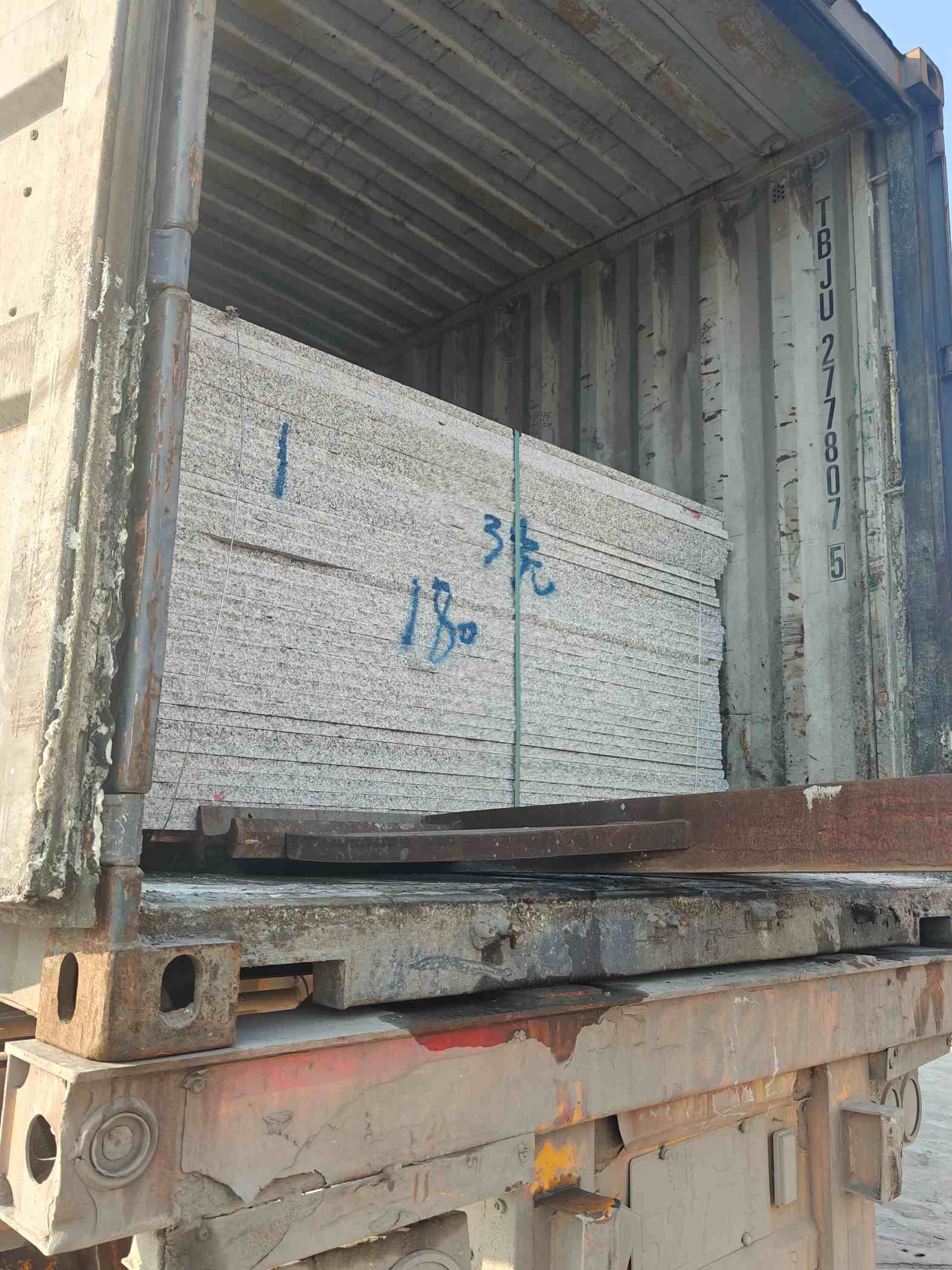 深圳 芝麻白花岗岩石材3.0公分光面毛板装柜出货