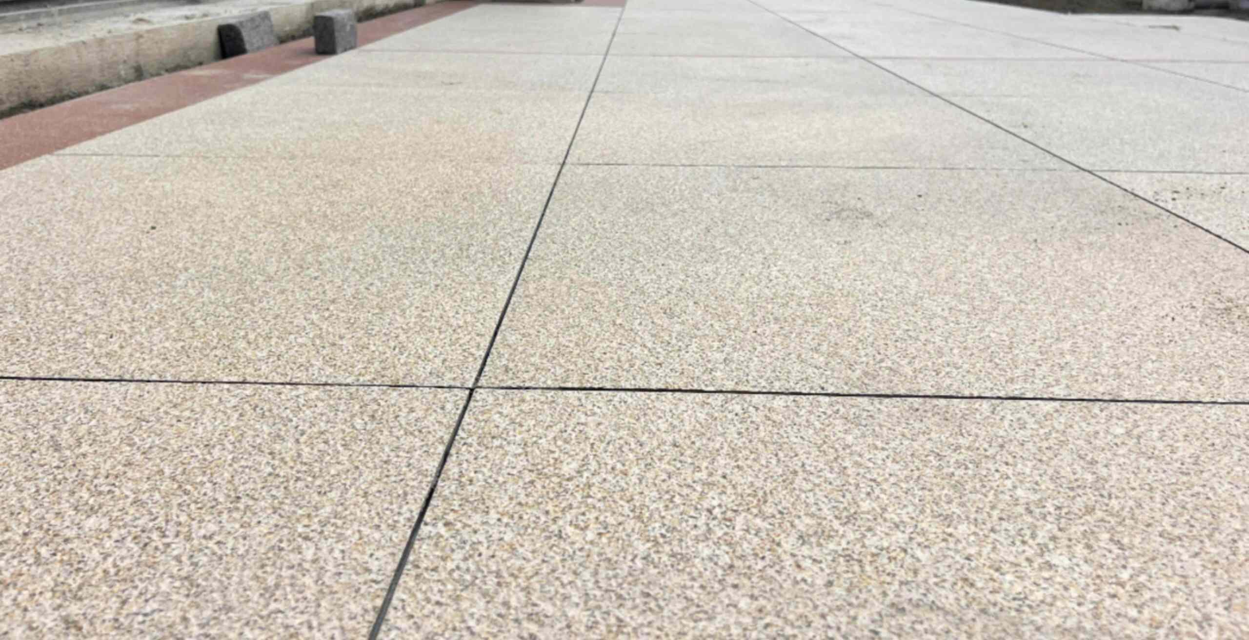 深圳 黄金麻花岗岩石板材荔枝面地面铺装效果