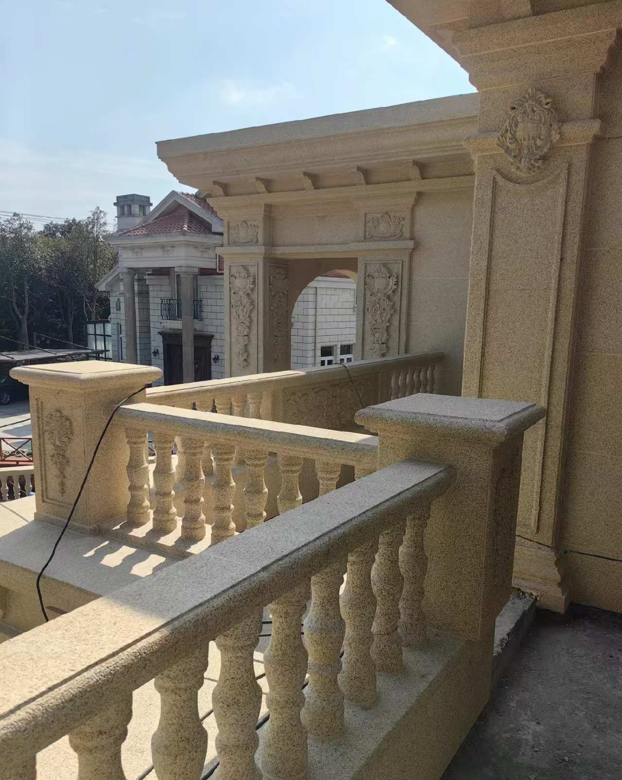 深圳 黄金麻别墅外墙干挂雕花配合阳台栏杆花瓶柱