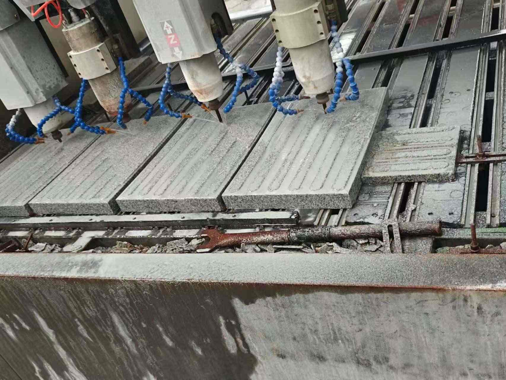 深圳 芝麻白花岗岩荔枝面盲道雕刻