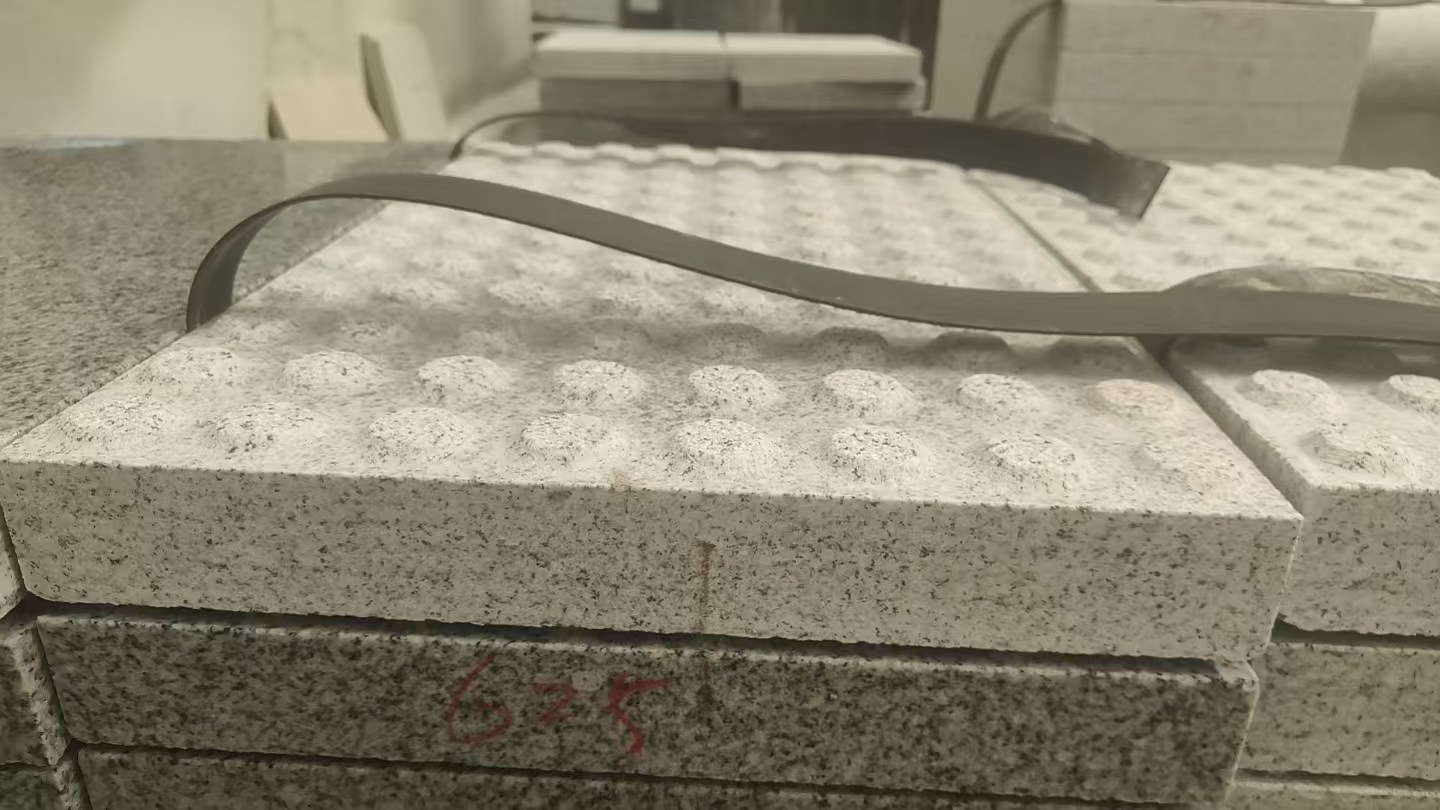 深圳 芝麻白花岗岩6.0公分荔枝面五轴加工雕刻盲点