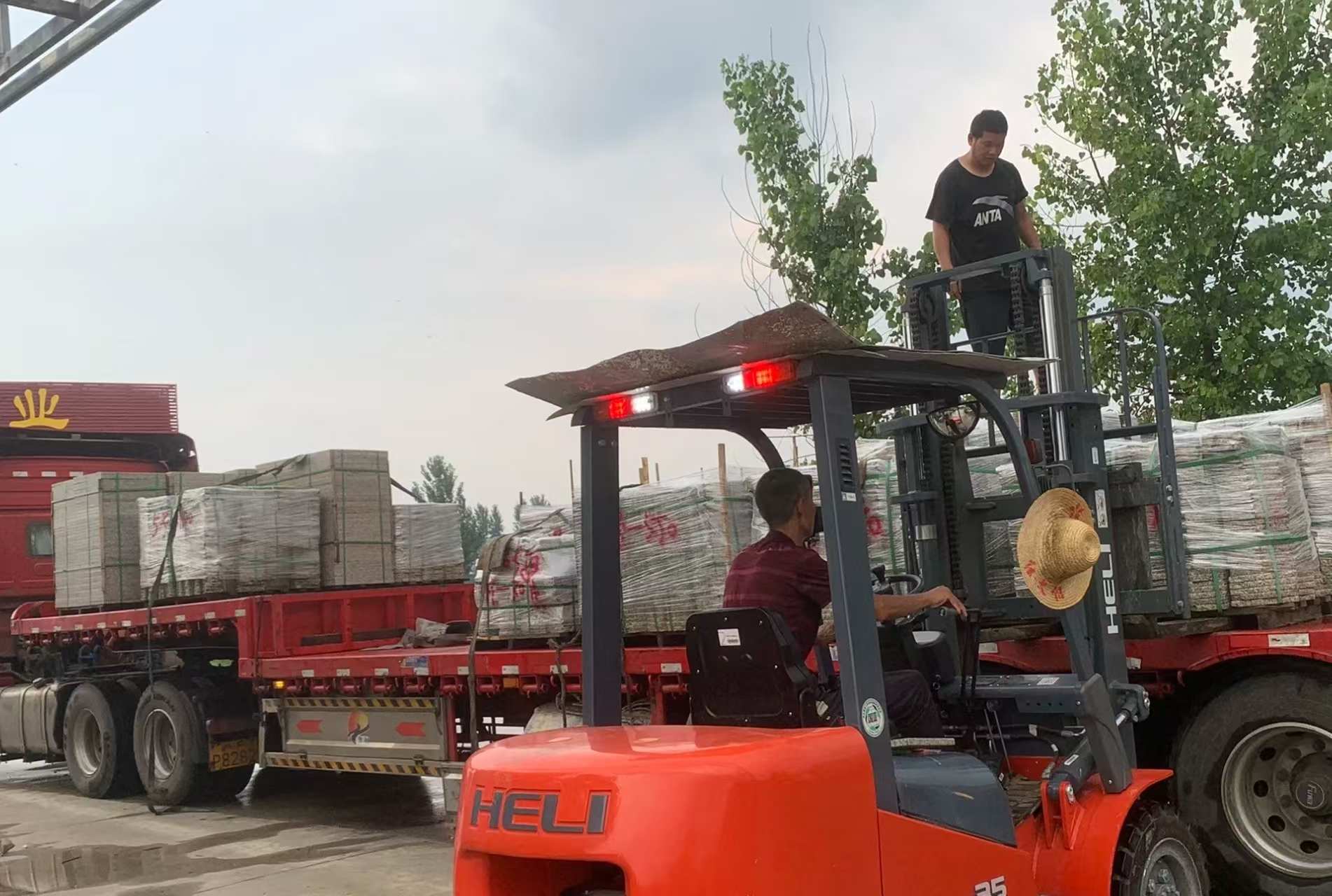 深圳 黄金麻冰裂纹，地铺石装车