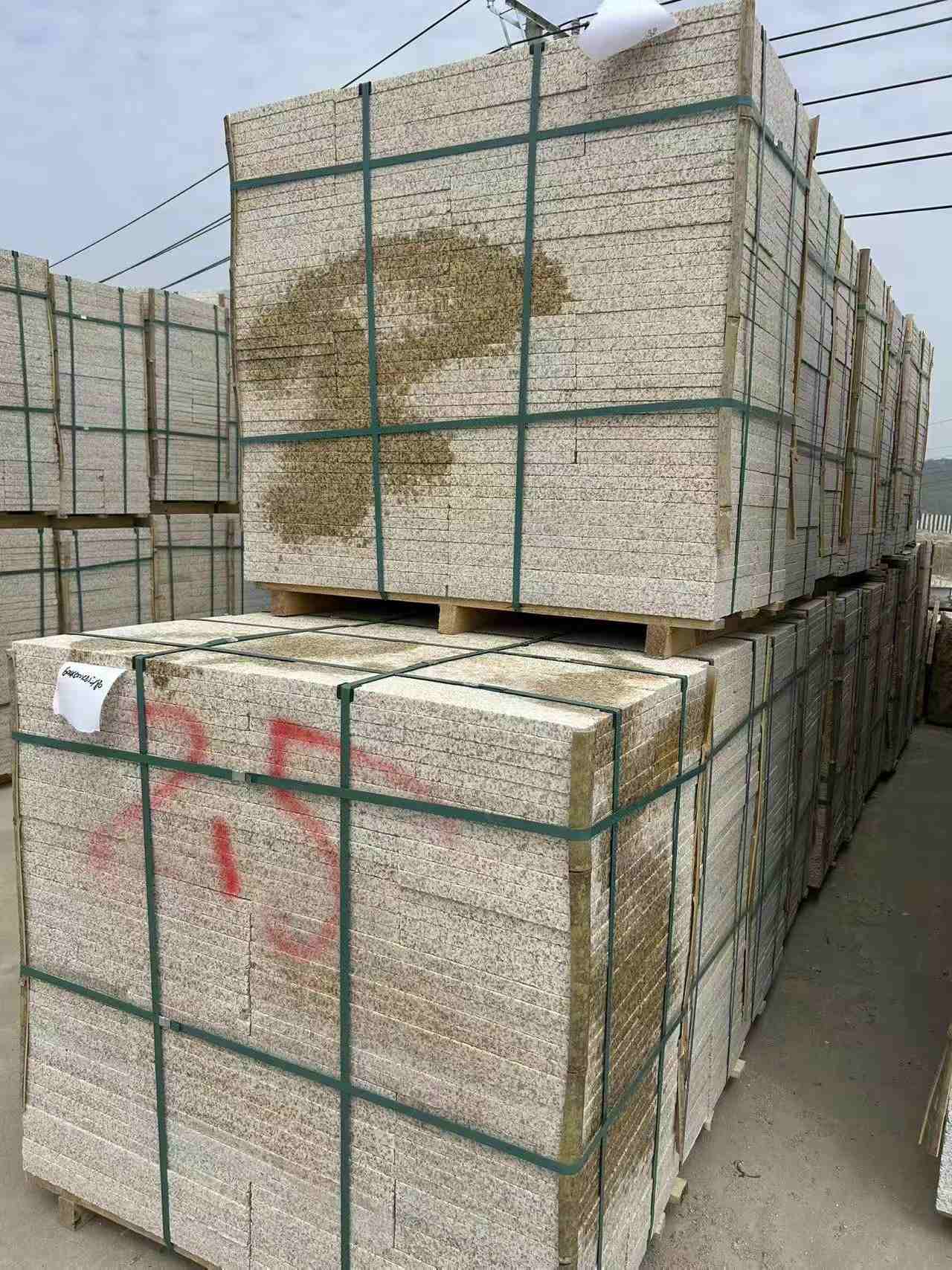 深圳 黄金麻花岗岩石材荔枝面地铺石2.5*300*600