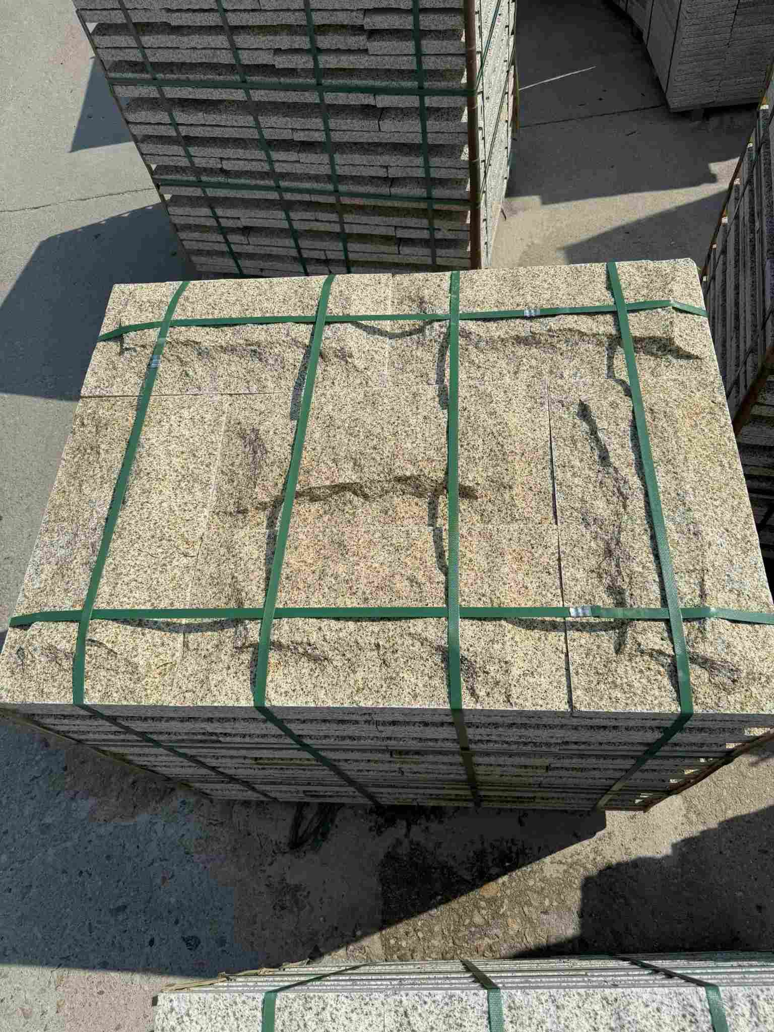 深圳 黄金麻花岗岩石材自然面蘑菇石成品