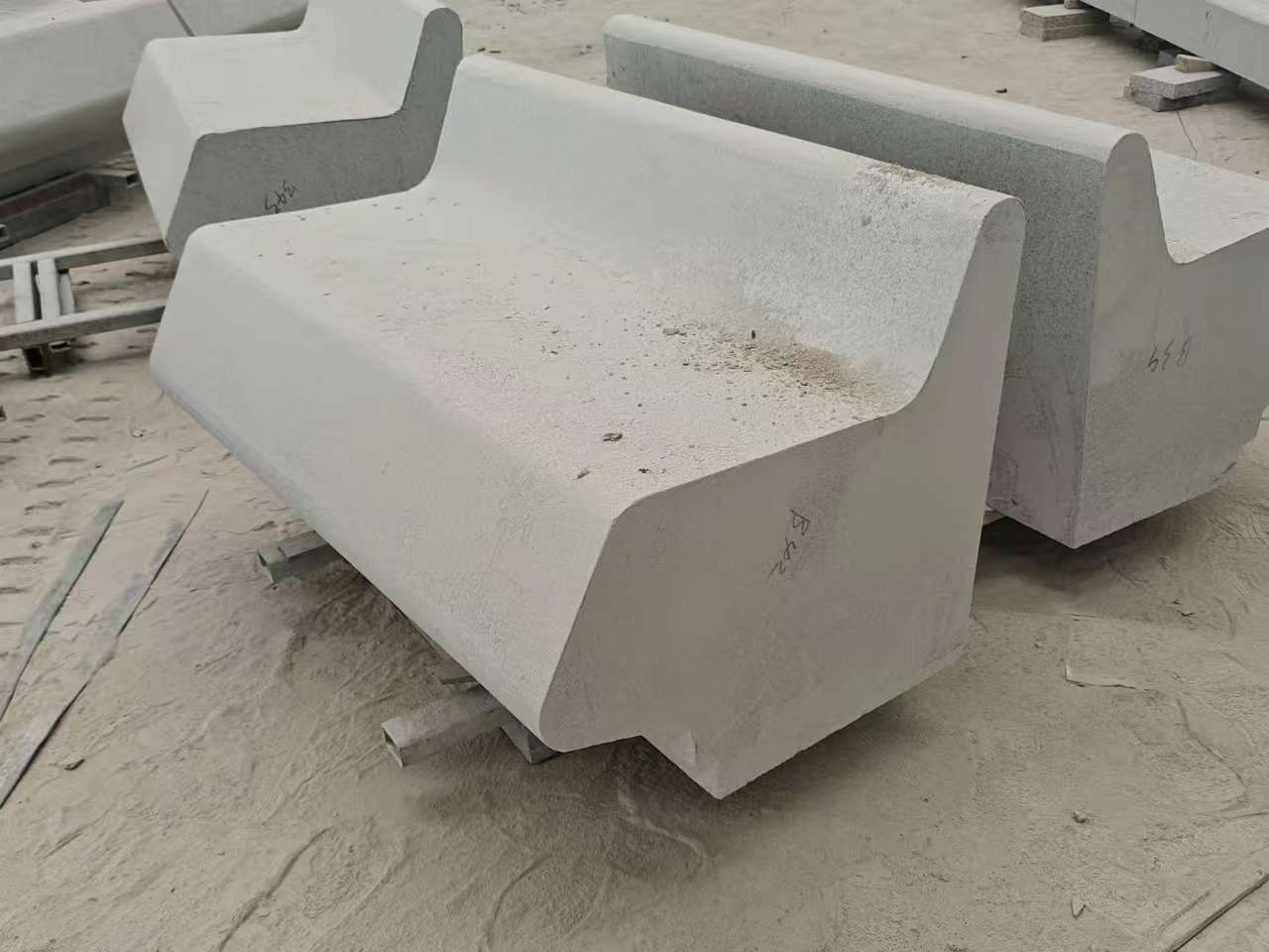 深圳 芝麻白花岗岩异形坐凳，石凳