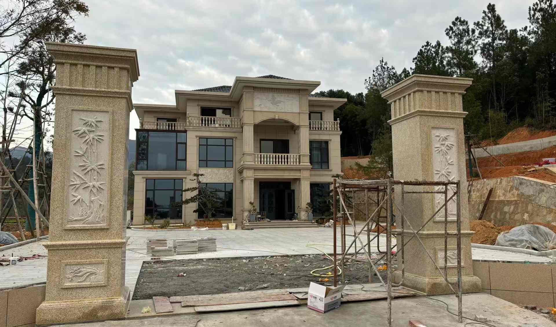 深圳 黄金麻花岗岩别墅雕花外墙干挂配上门口雕花罗马柱