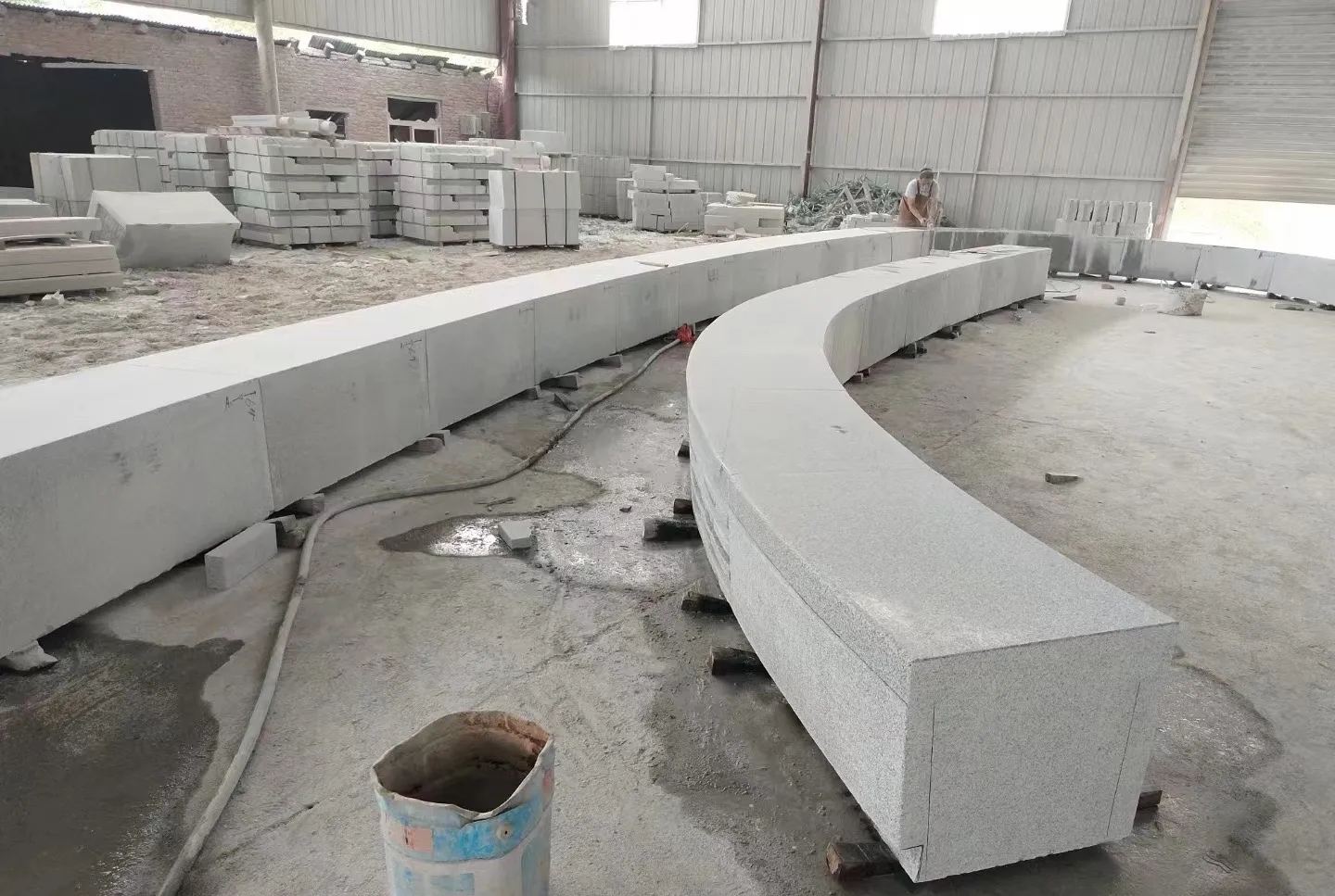 深圳芝麻白花岗岩石板材 园林光面弧形坐凳