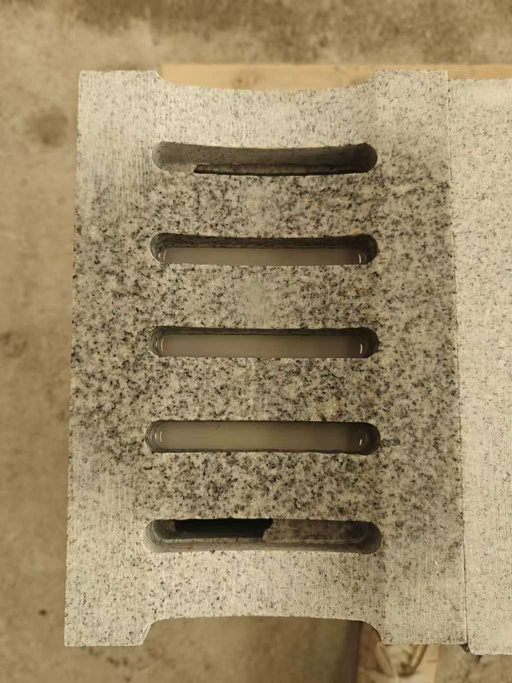 深圳 芝麻白拉丝面花岗岩U型开槽排水槽