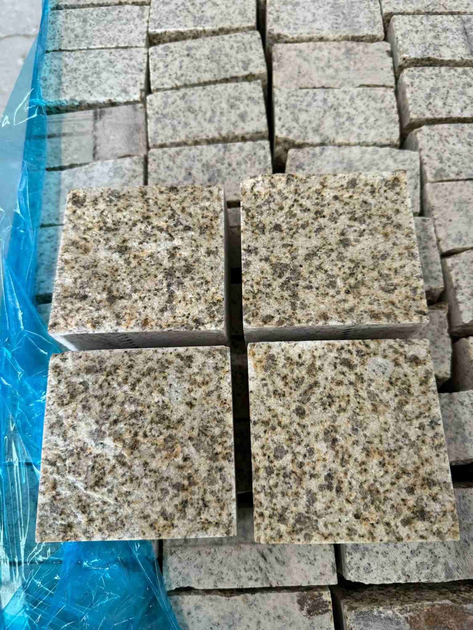 深圳 黄金麻花岗岩自然面小方块，弹石，马蹄石等