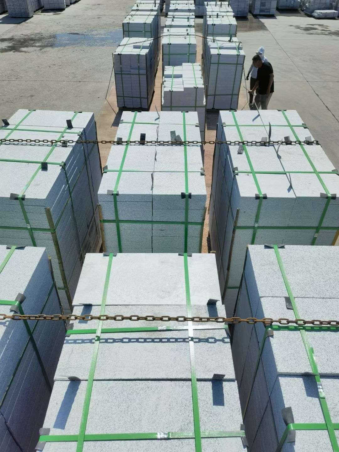 深圳 芝麻白花岗岩5公分地铺石 花岗岩厂家工厂装车日常