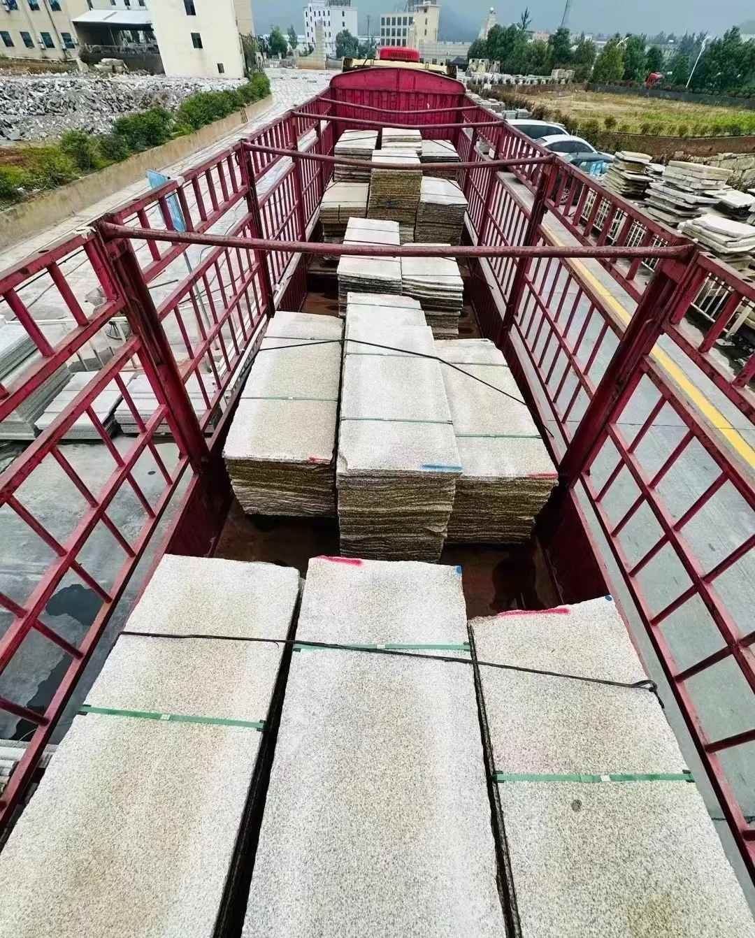 深圳 黄金麻花岗岩荔枝面，光面毛板装车完成