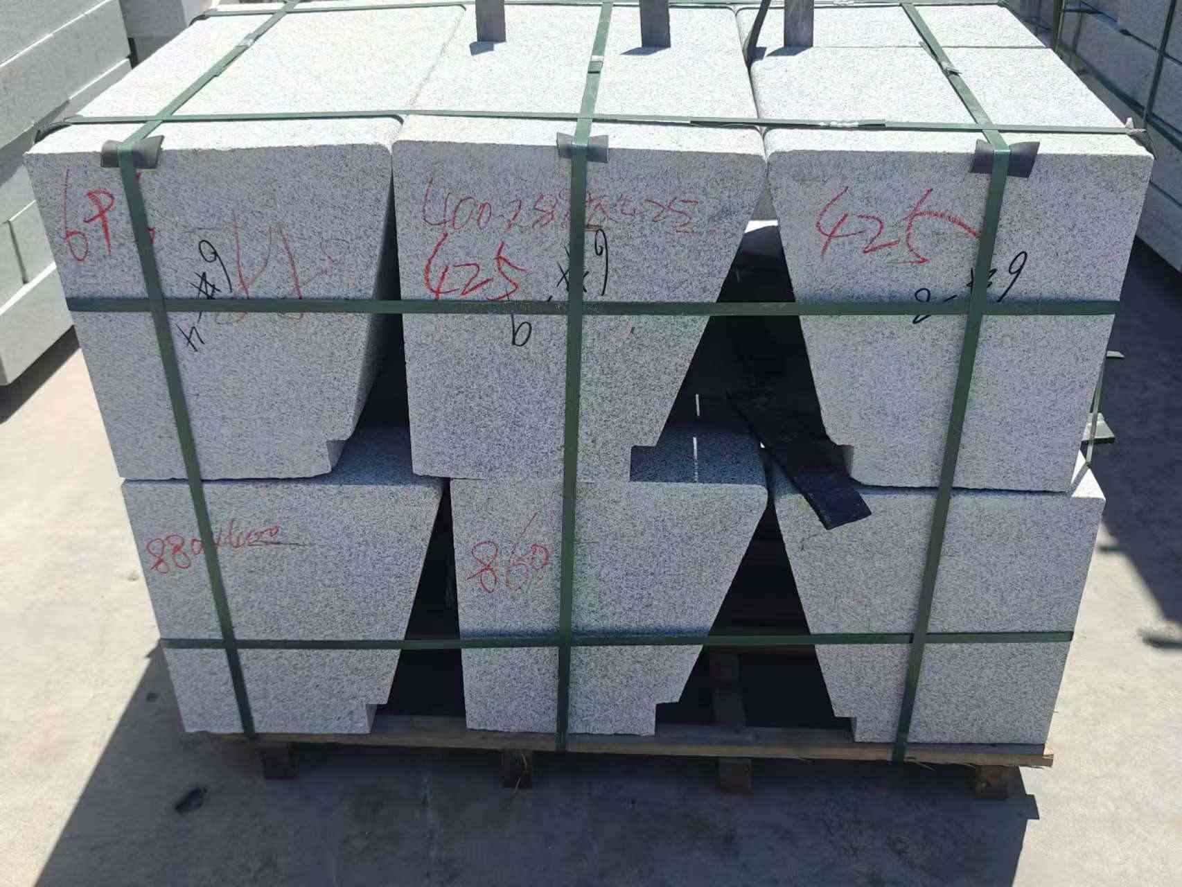 深圳 芝麻白异形坐凳，石凳