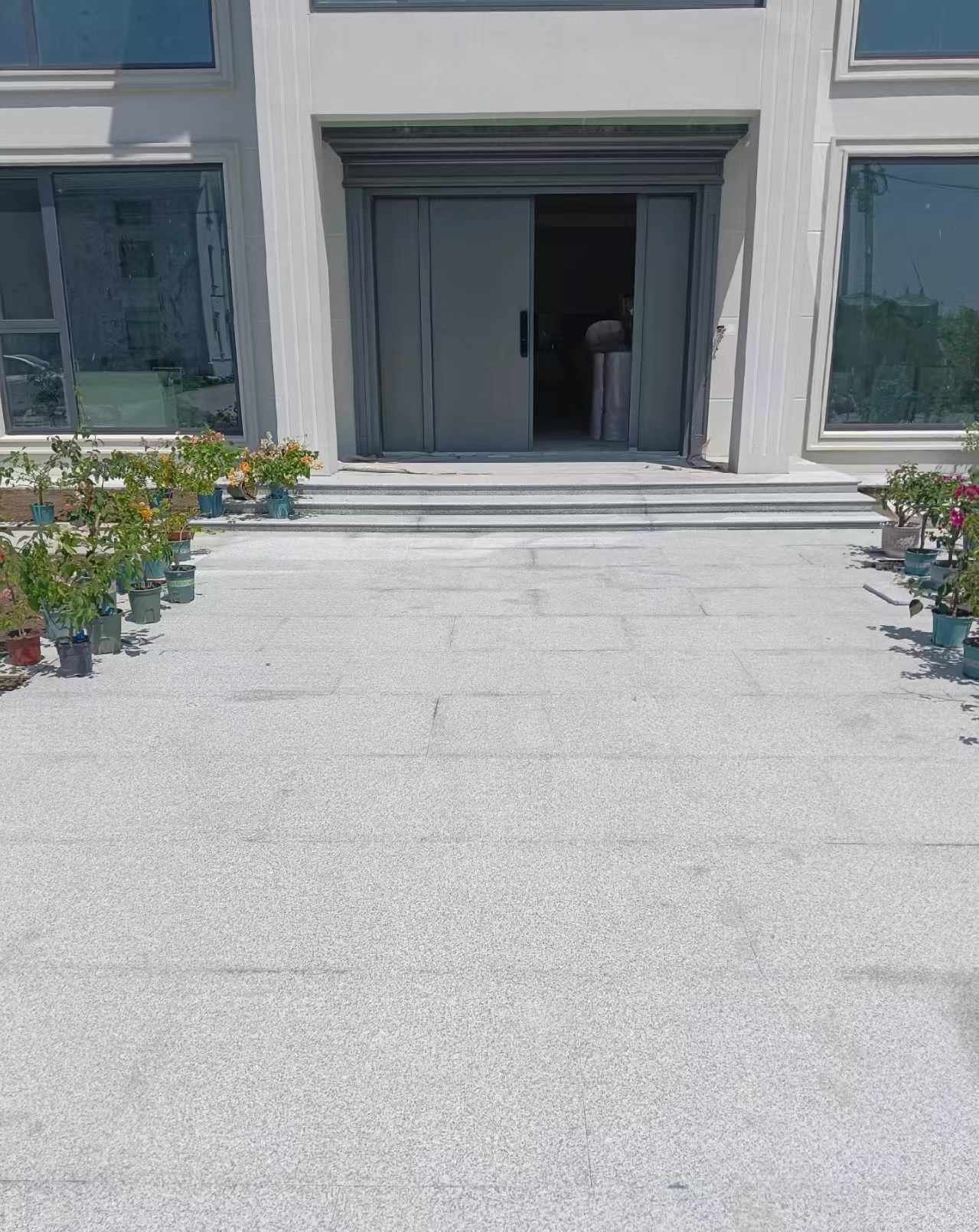 深圳 芝麻白花岗岩地铺石地面铺装