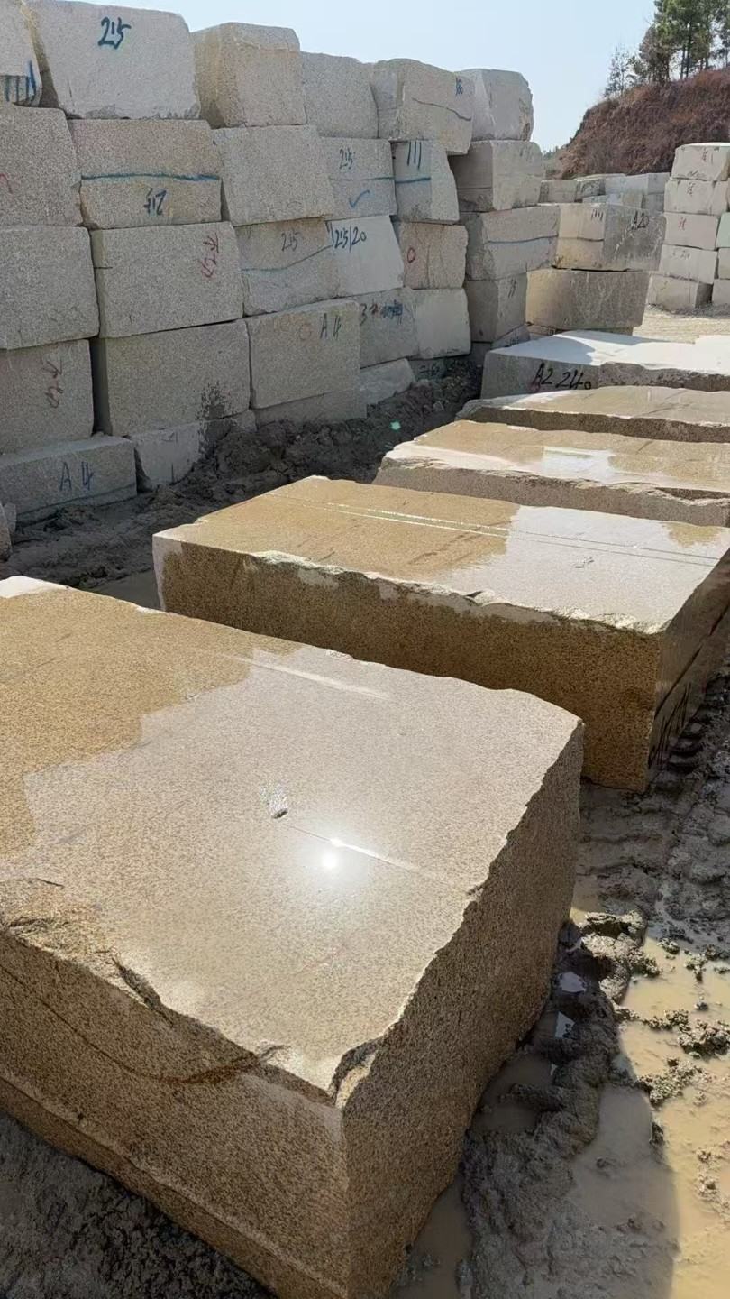 深圳 黄金麻方料堆场洗料分选中，原材料充足