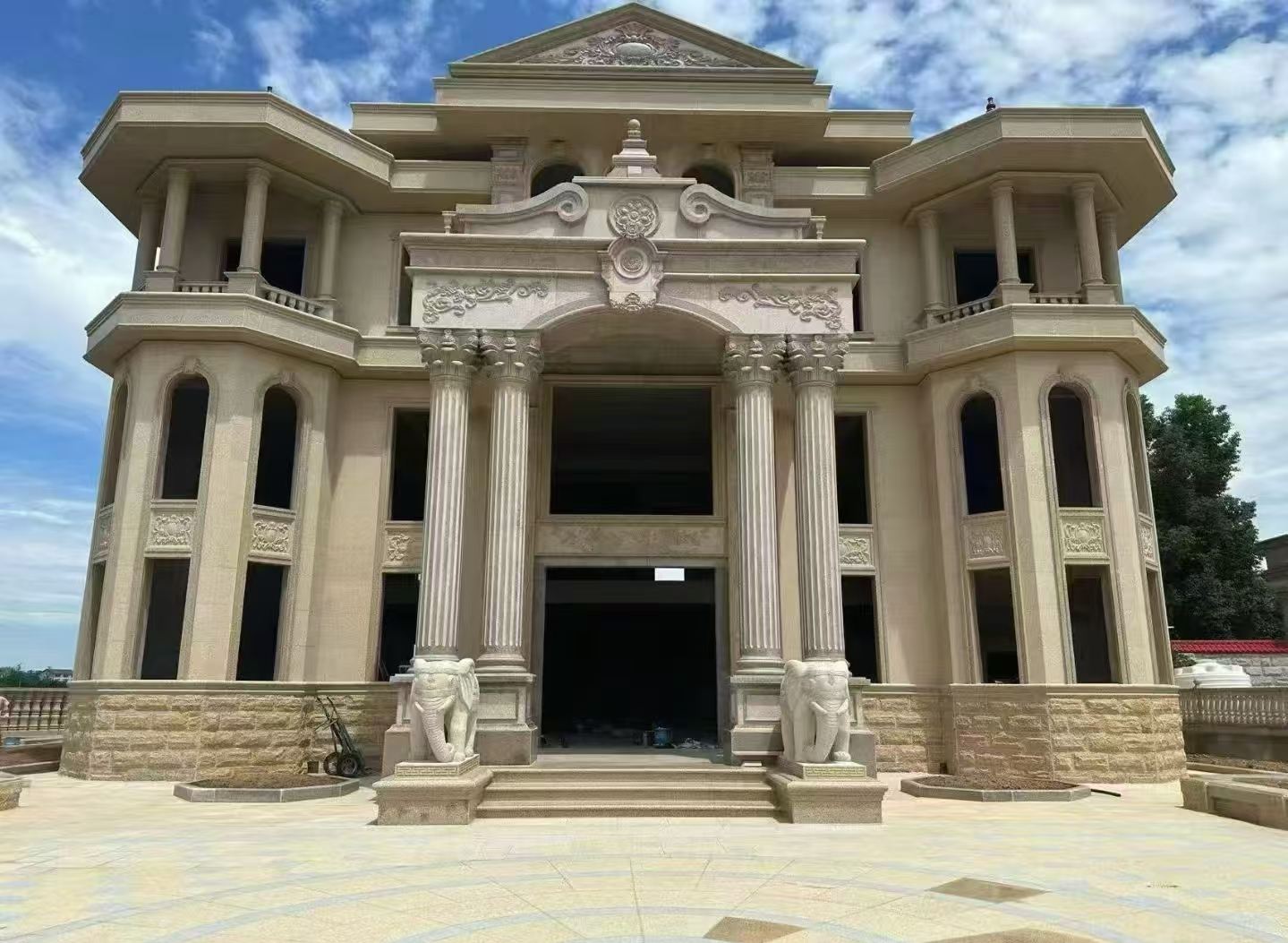 深圳 黄金麻别墅外墙干挂，大柱，大象，蘑菇石，雕花板